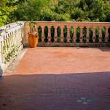 Saliamo al livello superiore e, percorrendo la terrazza balaustrata che gira per tre lati attorno all�edificio, riusciamo ad ammirare da vicino i tanti particolari presenti sulle facciate
